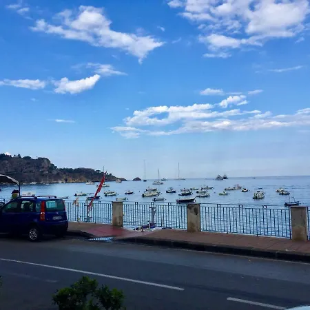 Taormina Holidays شقة